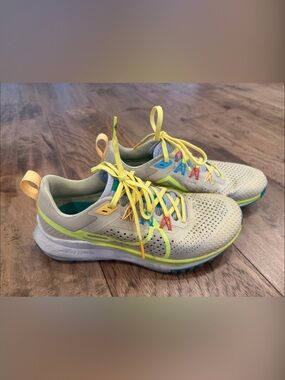 Nike Pegasus trail woman’s 8.5 multi-color